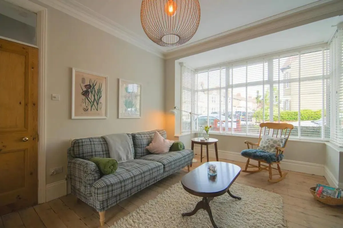 Pass The Keys Cosy Stylish House Near Southend Villa